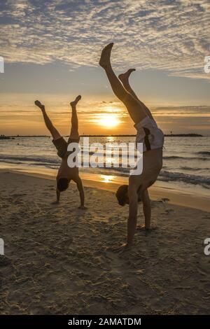 Sportler, Handstand, Sonnenuntergang, Strand, Tel Aviv, Israel Stockfoto