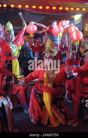 Bogor, Indonesien - Februar 2019: EINE Gruppe junger Frauen führt einen traditionellen sundanesischen Tanz auf dem chinesischen Neujahrsfest auf. Stockfoto