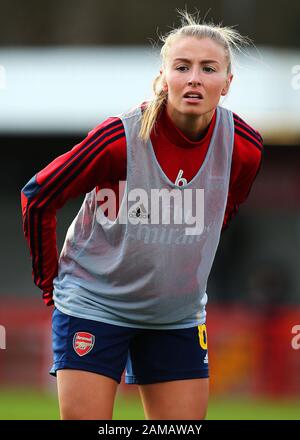 Arsenals Leah Williamson erwärmt sich vor dem Start während des Damen-Super-League-Matches im People's Pension Stadium, Crawley. Stockfoto