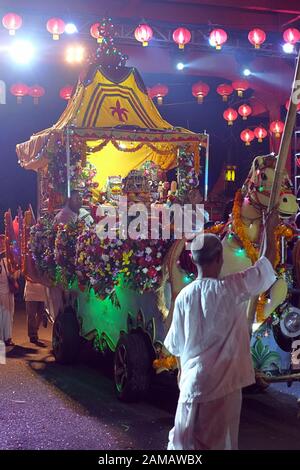 Bogor, West Java, Indonesien - Februar 2019: eine dekorative Auto melden Sie die Parade in der chinesischen Neujahrsfest Festival. Stockfoto