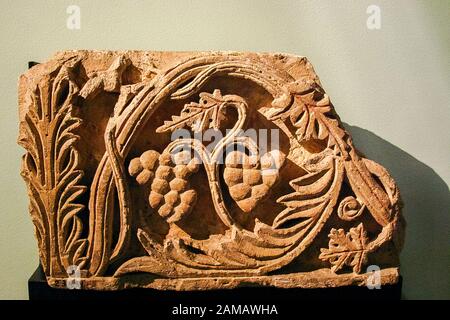 Ägypten, Alexandria, Nationalmuseum, koptische Kunst, Kalkfries mit Früchten und Pflanzen. Stockfoto