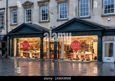 Januar-Verkauf im Russell & Bromley Store in Old Bond Street, Bath, England Stockfoto
