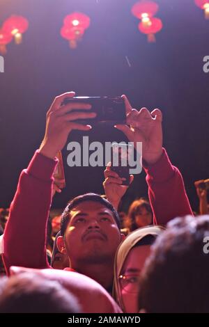 Bogor, West Java, Indonesien - Februar 2019: Einige Leute nehmen Bild, die Sie mit der Smartphone-kamera auf Chinesisch neues Jahr feier Festival. Stockfoto