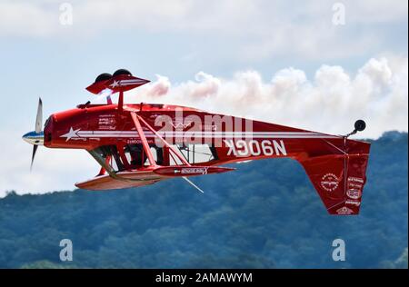 Einmotorige Flugzeuge fliegen kopfüber Stockfoto