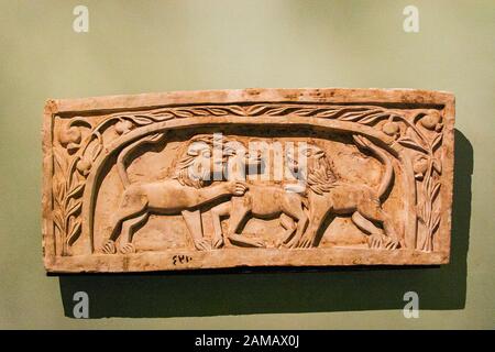 Ägypten, Alexandria, Nationalmuseum, koptische Kunst, Stela mit 2 Löwen und einer Gazelle. Stockfoto