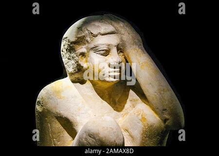 Ägypten, Alexandria, Nationalmuseum, Modellstatuette eines Dienstmannes, der kocht und seinen Kopf vor Feuer schützt. Stockfoto