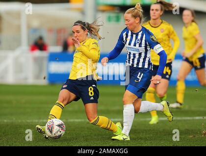 Arsenals Jordan Nobbs klopft den Ball nach vorne, da Brightons Danielle Bowmen beim Superleague-Spiel Der Frauen im People's Pension Stadium, Crawley, Druck hinzufügt. Stockfoto