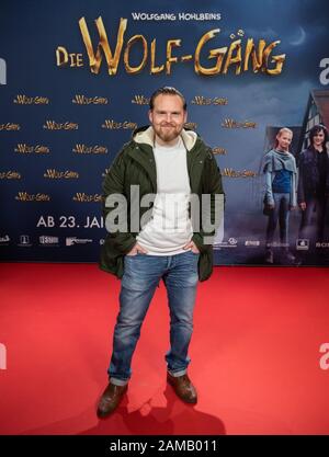 Sulzbach, Deutschland. Januar 2020. Axel Stein, Schauspieler, startet kurz vor der Filmpremiere von 'Die Wolf-Gäng' in Kinopolis im Main-Taunus auf dem roten Teppich. Credit: Silas Stein / dpa / Alamy Live News Stockfoto