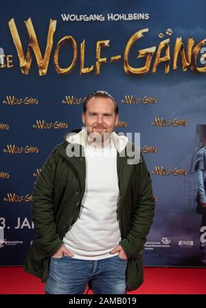 Sulzbach, Deutschland. Januar 2020. Axel Stein, Schauspieler, startet kurz vor der Filmpremiere von 'Die Wolf-Gäng' in Kinopolis im Main-Taunus auf dem roten Teppich. Credit: Silas Stein / dpa / Alamy Live News Stockfoto