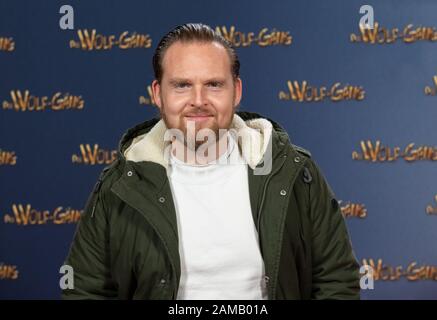 Sulzbach, Deutschland. Januar 2020. Axel Stein, Schauspieler, startet kurz vor der Filmpremiere von 'Die Wolf-Gäng' in Kinopolis im Main-Taunus auf dem roten Teppich. Credit: Silas Stein / dpa / Alamy Live News Stockfoto