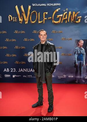 Sulzbach, Deutschland. Januar 2020. Tim Trageser, Regisseur, beginnt mit der Filmpremiere von 'Die Wolf-Gäng' in Kinopolis im Main-Taunus auf dem roten Teppich. Credit: Silas Stein / dpa / Alamy Live News Stockfoto