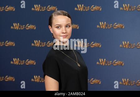 Sulzbach, Deutschland. Januar 2020. Sonja Gerhardt, Schauspielerin beginnt kurz vor der Filmpremiere von 'Die Wolf-Gäng' in Kinopolis im Main-Taunus auf dem roten Teppich. Credit: Silas Stein / dpa / Alamy Live News Stockfoto