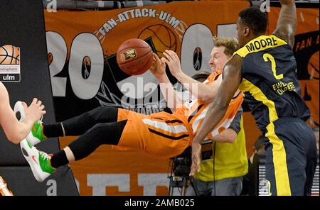 Neu Ulm, Deutschland. Januar 2020. Basketball: BBL-Cup, ratiopharm Ulm - EWE Baskets Oldenburg, Halbfinale in der Rtaiopharm Arena. Ulms Per Günther (l) wird von Oldenburgs Armani Moore gefoult. Kredit: Stefan Puchner / dpa / Alamy Live News Stockfoto