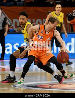 Neu Ulm, Deutschland. Januar 2020. Basketball: BBL-Cup, ratiopharm Ulm - EWE Baskets Oldenburg, Halbfinale in der Rtaiopharm Arena. Ulms Per Günther (V) und Oldenburgs Kevin McClain kämpfen um den Ball. Kredit: Stefan Puchner / dpa / Alamy Live News Stockfoto