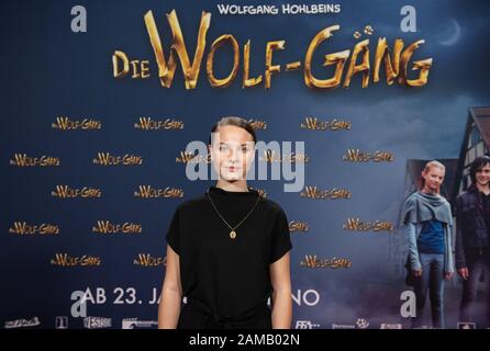 Sulzbach, Deutschland. Januar 2020. Sonja Gerhardt, Schauspielerin, beginnt mit der Filmpremiere von 'Die Wolf-Gäng' im Kinopolis-Main-Taunus auf dem roten Teppich. Credit: Silas Stein / dpa / Alamy Live News Stockfoto