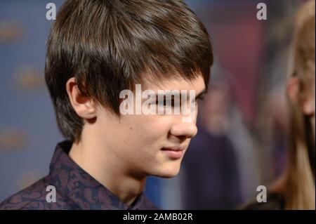 Sulzbach, Deutschland. Januar 2020. Aaron Kissiov, Schauspieler, beginnt mit der Filmpremiere von "The Wolf Gang" im Kinopolis-Main-Taunus auf dem roten Teppich. Credit: Silas Stein / dpa / Alamy Live News Stockfoto