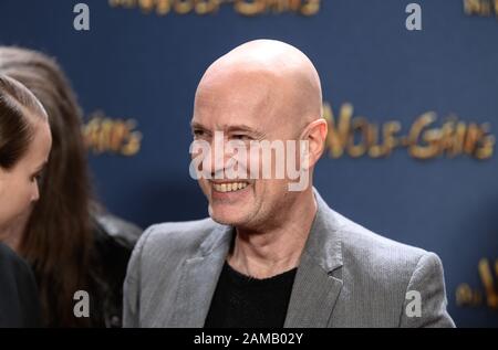 Sulzbach, Deutschland. Januar 2020. Christian Berkel, Schauspieler, beginnt mit der Filmpremiere von 'Die Wolf-Gäng' in Kinopolis im Main-Taunus auf dem roten Teppich. Credit: Silas Stein / dpa / Alamy Live News Stockfoto