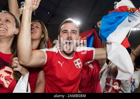 Fans feiern, nachdem Serbien beim ATP-Cup-Finale 2020 in der Ken Rosewall Arena, Sydney, Australien am 12. Januar 2020 den Cup 2:1 gegen Spanien gewonnen hat. Foto von Peter Dovgan. Stockfoto