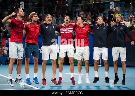 Serbien feiert, nachdem er Spanien beim ATP-Cup-Finale 2020 in der Ken Rosewall Arena, Sydney, Australien am 12. Januar 2020 mit 2:1 besiegt hat. Foto von Peter Dovgan. Stockfoto