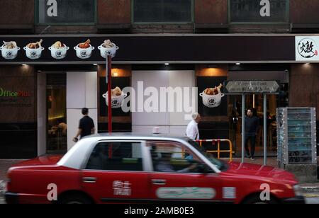 (200112) -- HONGKONG, 12. Januar 2020 (Xinhua) -- Foto aufgenommen am 8. Januar 2020 zeigt das Restaurant des TVB-Schauspielers Mat Yeung im Wan Chai von Hongkong, Südchina. Um MIT "Feature: Hong Kong pro-police Schauspieler bleibt hart, nachdem er von den Riotern gezielt wurde" (Xinhua/Li Gang) Stockfoto