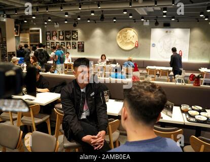 (200112) -- HONGKONG, 12. Januar 2020 (Xinhua) -- TVB-Schauspieler Mat Yeung erhält am 8. Januar 2020 ein Interview in seinem Restaurant in Hongkong, Südchina. Um MIT "Feature: Hong Kong pro-police Schauspieler bleibt hart, nachdem er von den Riotern gezielt wurde" (Xinhua/Li Gang) Stockfoto