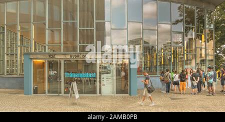 Besuchergruppe vor dem Geschichtsmuseum "Traenpalast" Stockfoto