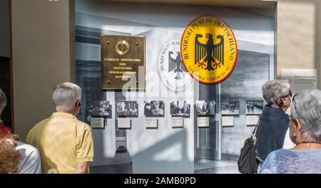 Traenplastisches Geschichtsmuseum, Besucher vor dem Schaufenster Stockfoto