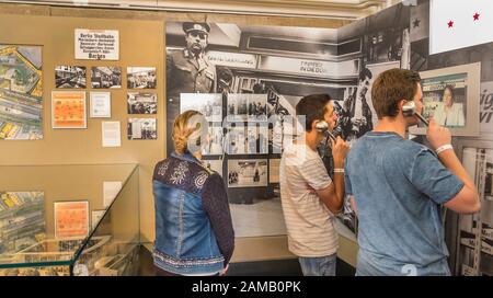 Traenplastisches Geschichtsmuseum, Besucher vor dem Schaufenster Stockfoto