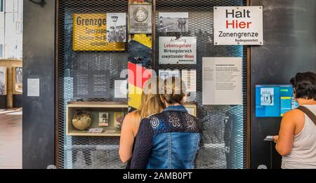 Traenplastisches Geschichtsmuseum, Besucher vor dem Schaufenster Stockfoto