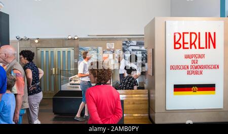 Traenplastisches Geschichtsmuseum, Besucher vor dem Schaufenster Stockfoto