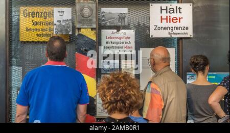 Traenplastisches Geschichtsmuseum, Besucher vor dem Schaufenster Stockfoto