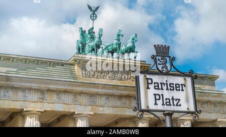 Brandenburger Tor, Quadriga und Straßenschild "pariser platz" Stockfoto