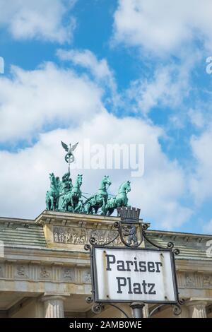 Brandenburger Tor, Quadriga und Straßenschild "pariser platz" Stockfoto