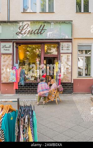 Straßenszene vor dem lindt Second-Hand-Modegeschäft Stockfoto