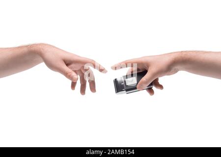 Zwei männliche Hände, die einander an einem kleinen metallischen Rasierer vorbeiführen Weißer Hintergrund Stockfoto