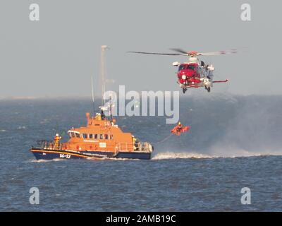 Sheerness, Kent, Großbritannien. Januar 2020. Sheerness All Weather Rettungsboot 'George & Ivy Swanson' verbrachte einen Teil dieses Nachmittagstrainings mit dem Coastguard Helicopter 163 in der Thames Estuary vor Sheerness, Kent in einer dramatischen Darstellung, bei der der Winchman auf das Deck des Rettungsboots in extrem engen Quartieren landete. Kredit: James Bell/Alamy Live News Stockfoto