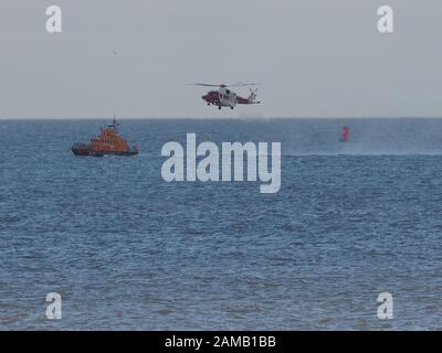 Sheerness, Kent, Großbritannien. Januar 2020. Sheerness All Weather Rettungsboot 'George & Ivy Swanson' verbrachte einen Teil dieses Nachmittagstrainings mit dem Coastguard Helicopter 163 in der Thames Estuary vor Sheerness, Kent in einer dramatischen Darstellung, bei der der Winchman auf das Deck des Rettungsboots in extrem engen Quartieren landete. Kredit: James Bell/Alamy Live News Stockfoto