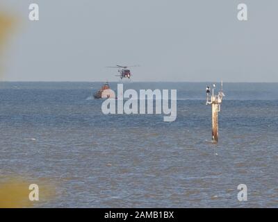 Sheerness, Kent, Großbritannien. Januar 2020. Sheerness All Weather Rettungsboot 'George & Ivy Swanson' verbrachte einen Teil dieses Nachmittagstrainings mit dem Coastguard Helicopter 163 in der Thames Estuary vor Sheerness, Kent in einer dramatischen Darstellung, bei der der Winchman auf das Deck des Rettungsboots in extrem engen Quartieren landete. Kredit: James Bell/Alamy Live News Stockfoto