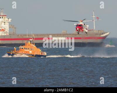 Sheerness, Kent, Großbritannien. Januar 2020. Sheerness All Weather Rettungsboot 'George & Ivy Swanson' verbrachte einen Teil dieses Nachmittagstrainings mit dem Coastguard Helicopter 163 in der Thames Estuary vor Sheerness, Kent in einer dramatischen Darstellung, bei der der Winchman auf das Deck des Rettungsboots in extrem engen Quartieren landete. Kredit: James Bell/Alamy Live News Stockfoto