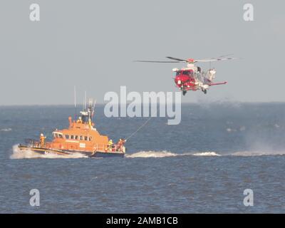 Sheerness, Kent, Großbritannien. Januar 2020. Sheerness All Weather Rettungsboot 'George & Ivy Swanson' verbrachte einen Teil dieses Nachmittagstrainings mit dem Coastguard Helicopter 163 in der Thames Estuary vor Sheerness, Kent in einer dramatischen Darstellung, bei der der Winchman auf das Deck des Rettungsboots in extrem engen Quartieren landete. Kredit: James Bell/Alamy Live News Stockfoto