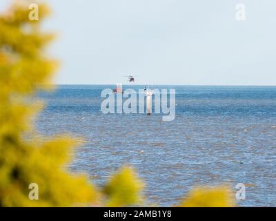 Sheerness, Kent, Großbritannien. Januar 2020. Sheerness All Weather Rettungsboot 'George & Ivy Swanson' verbrachte einen Teil dieses Nachmittagstrainings mit dem Coastguard Helicopter 163 in der Thames Estuary vor Sheerness, Kent in einer dramatischen Darstellung, bei der der Winchman auf das Deck des Rettungsboots in extrem engen Quartieren landete. Kredit: James Bell/Alamy Live News Stockfoto