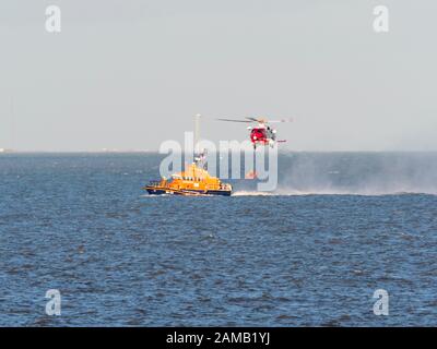 Sheerness, Kent, Großbritannien. Januar 2020. Sheerness All Weather Rettungsboot 'George & Ivy Swanson' verbrachte einen Teil dieses Nachmittagstrainings mit dem Coastguard Helicopter 163 in der Thames Estuary vor Sheerness, Kent in einer dramatischen Darstellung, bei der der Winchman auf das Deck des Rettungsboots in extrem engen Quartieren landete. Kredit: James Bell/Alamy Live News Stockfoto