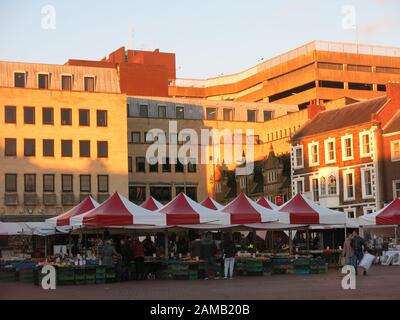 Blick auf den traditionellen Freiluftmarkt im Stadtzentrum von Northampton mit rot-weißen Markisen, die die Verkaufsstände der Händler abdecken; Januar 2020 Stockfoto