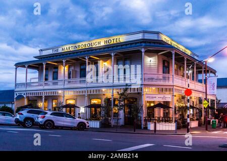 Martinborough Hotel, 1882, in der Abenddämmerung, Martinborough, Wairarapa, Neuseeland Stockfoto