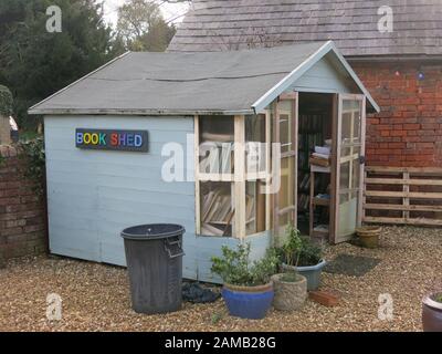 Der malerische kleine "Buchschuppen", eine der Besucherattraktionen zum Einkaufen, Essen und Basteln im Old Dairy Farm Center in Upper Stowe, Northamptonshire. Stockfoto