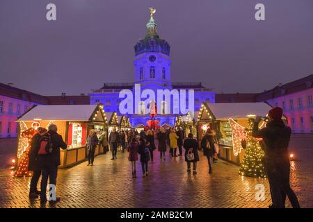 Weihnachtsmarkt am Schloss Charlottenburg, Berlin, Deutschland Stockfoto