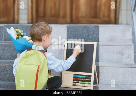 Blumenstrauß für ersten geliebten Lehrer am ersten September. Blumen für die letzte Glocke. Tag des Wissens. Anfang des Schuljahres. erstlingssortierer in Einem Stockfoto