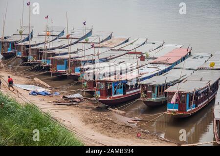 Luang Prabang, Laos - 7. April 2013: Die Einheimischen halten ihre Boote am Ufer des Mekong Flusses in Luang Prabang, Laos. Stockfoto