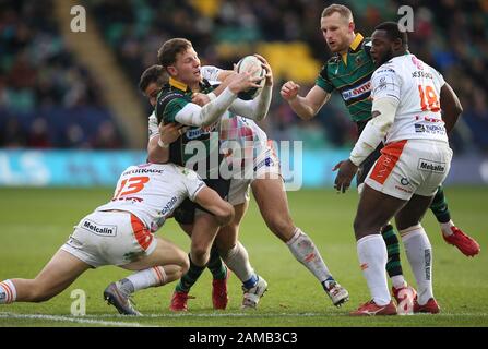 Northampton Says Fraser Dingwall wird von dem von Benetton Rugby angegriffenen "Tommaso Benvenuti" (links) während des "Heineken Champions Cup Pool One"-Spiels in Franklin's Gardens, Northampton, angepackt. Stockfoto