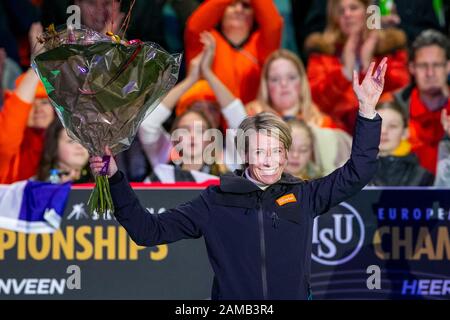 Heerenveen, Niederlande. Januar 2020. Heerenveen, Thialf Eisstadion, 12-01-2020, Saison 2019/2020, European Single Distanzen Meisterschaften. Carien Kleibeuker verabschiedet sich, als sie beim Spiel EC Single Distances 12-02-2020 Credit: Pro Shots/Alamy Live News mit dem Schlittschuhlaufen aufgehört hat Stockfoto